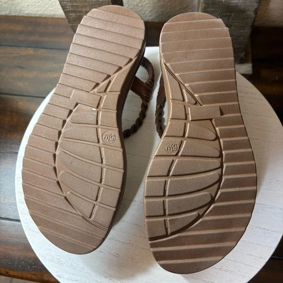 ANDIAMO BROWN SANDALS
Size 5.5
1” heel - Picture 6 of 6